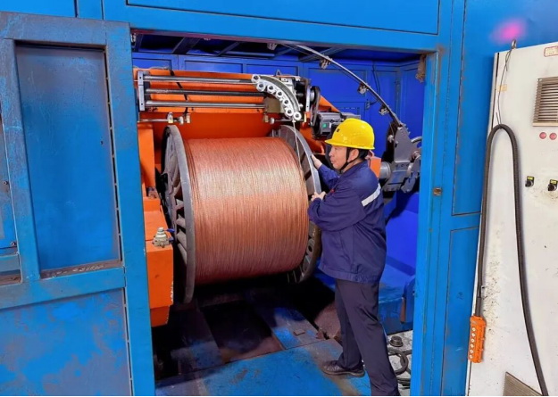 以金属为经纬，以岁月织匠心——记微光系列之聂选文的十七年坚守